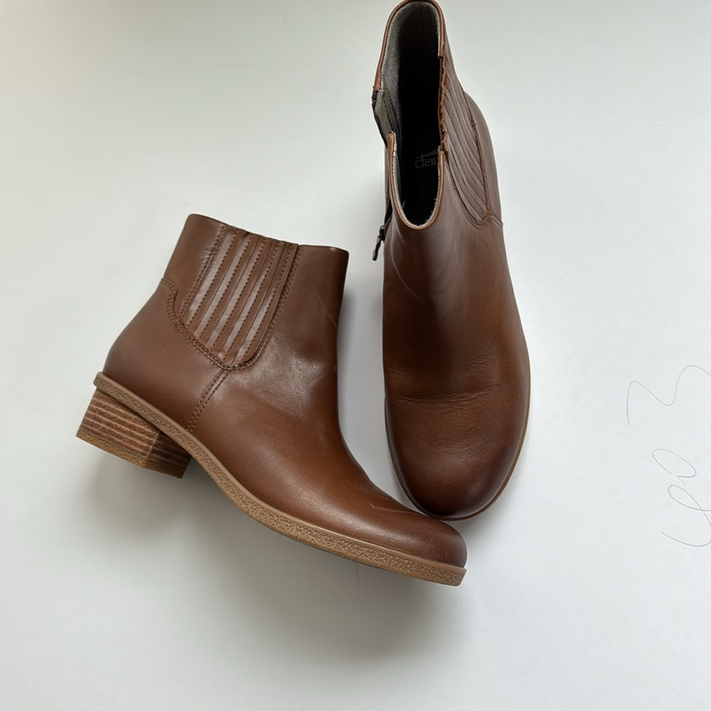 Dansko NWT brown leather Daisie ankle boots Size 42